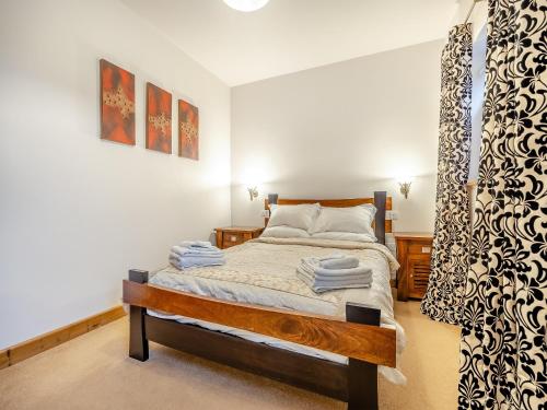 1 dormitorio con 1 cama en una habitación en The Stables - Uk44515 en North Thoresby