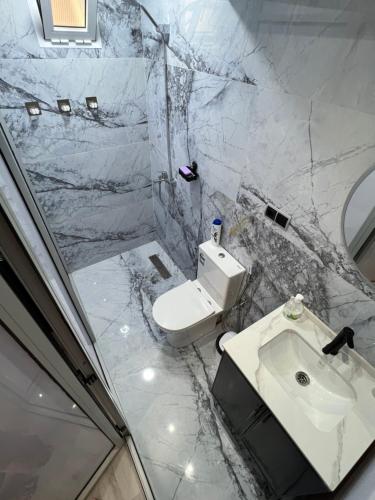 uma casa de banho com um WC branco e um lavatório. em Cozy luxurious studio with high end amenities em Fez