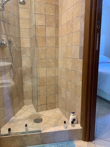 Ένα μπάνιο στο Chiara Guest House