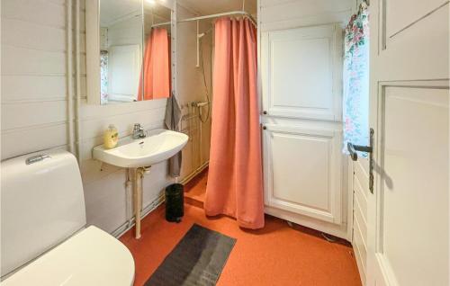 a bathroom with a white toilet and a sink at Amazing Home In Sagstua With 2 Bedrooms 