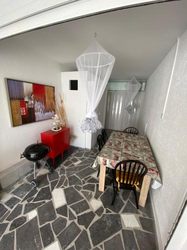 ein Esszimmer mit einem Tisch und einem roten Schrank in der Unterkunft Exclusive Villa Larnaca - 8 plus sleeps - 2 min from BEACH - Big Private Pool in Pyla