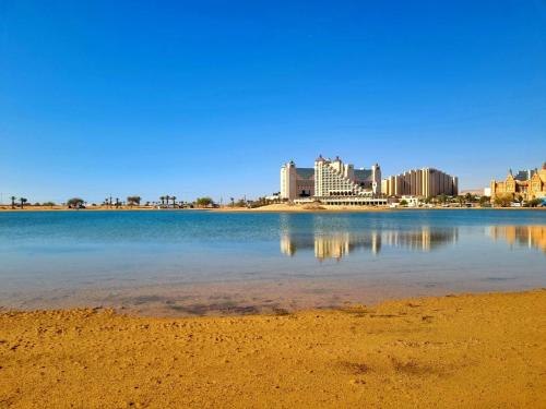 - une vue sur une plage avec une ville en arrière-plan dans l'établissement קרוואן על החוף, à Eilat
