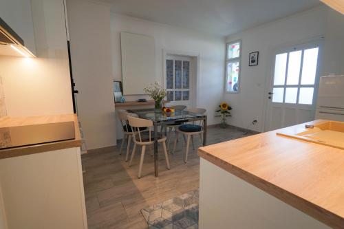 a kitchen and dining room with a table and chairs at Vila Puha in Vrakúň