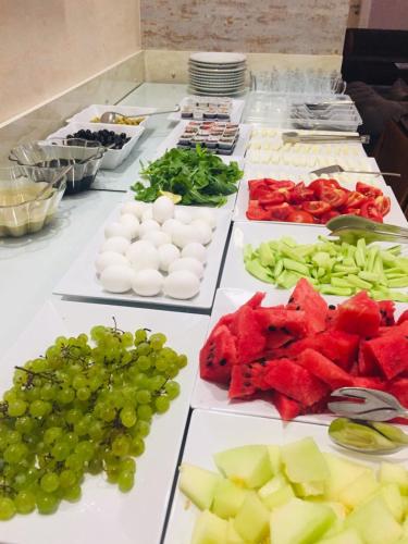 een buffet van groenten en fruit op een tafel bij Derya Hotel in Mersin