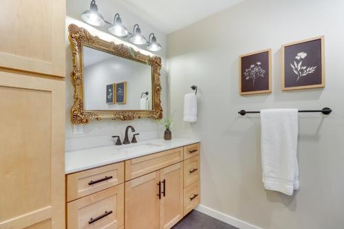 uma casa de banho com um lavatório e um espelho em Beautiful Lakeside Cabin with Mountain View, Hot Tub em Lakeside
