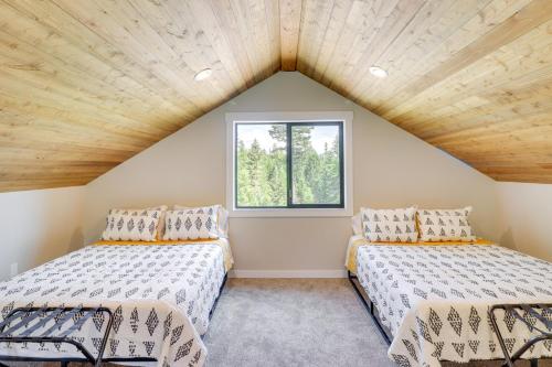Duas camas num quarto com uma janela em Beautiful Lakeside Cabin with Mountain View, Hot Tub em Lakeside