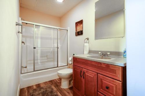 y baño con ducha, aseo y lavamanos. en Secluded Alabama Retreat - Lewis Smith Lake Access 