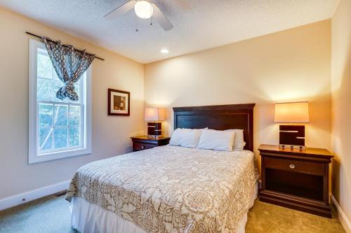 1 dormitorio con cama y ventana en Secluded Alabama Retreat - Lewis Smith Lake Access 