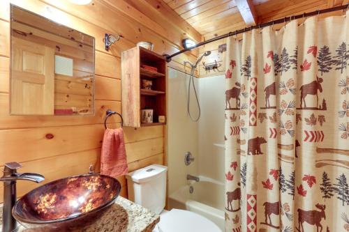 W łazience znajduje się umywalka, toaleta i prysznic. w obiekcie Ellijay Cabin with Deck and Hot Tub! w mieście Ellijay