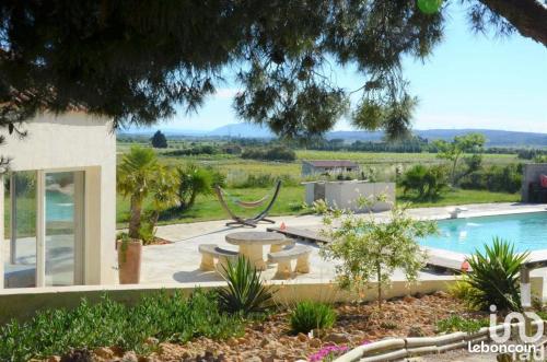 une maison avec une piscine et un hamac dans une cour dans l'établissement Domaine Ô Lingot d'Oc, à Roubia