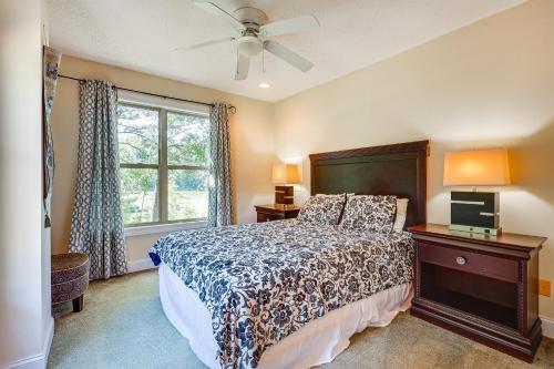 - une chambre avec un lit et une fenêtre dans l'établissement Double Springs Cabin Stay with Deck and Shared Dock!, 