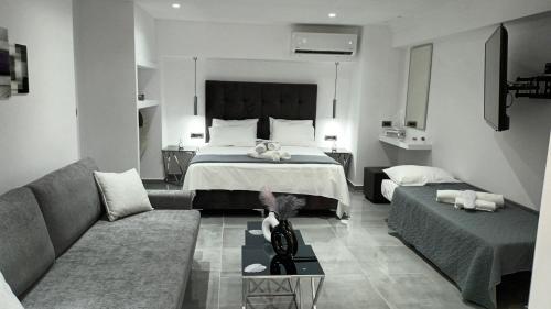 une chambre d'hôtel avec un lit et un canapé dans l'établissement KM LUXURY APART DOWNTOWN, à Héraklion