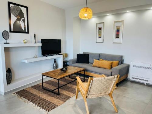 ein Wohnzimmer mit einem Sofa und einem Tisch in der Unterkunft Zonapartments B sea view- city center in Chania