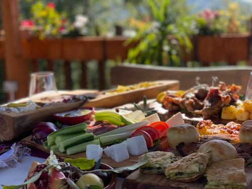 una mesa cubierta con muchos tipos diferentes de comida en Hotel Restaurant Natyra e Qetë en Lezhë