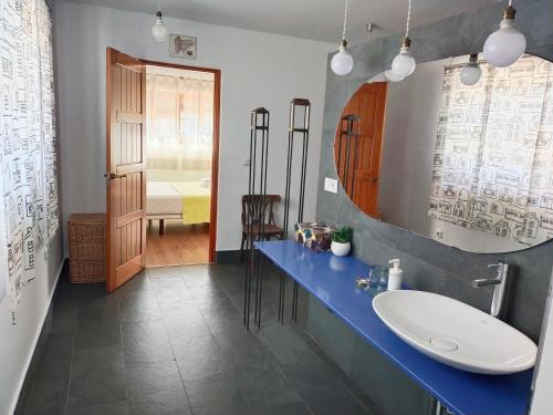 y baño con lavabo y espejo. en Preciosa casa grande con patio en Sevilla 8PAX, en Sevilla