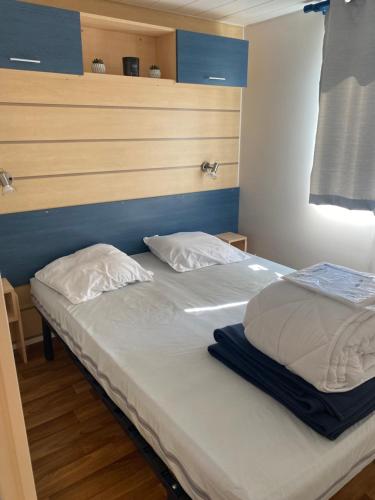 łóżko z 2 poduszkami w pokoju w obiekcie MORREALE MOBILE HOME (prox. Europa park/Rulantica) w mieście Boofzheim