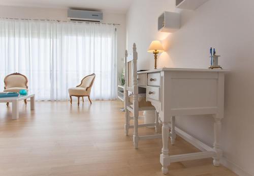 una sala de estar con un escritorio blanco y sillas en Apartment Bloo Suite, en Split