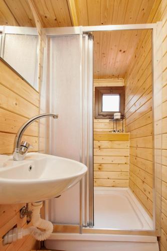 Bathroom sa Chakra Beach Kabak