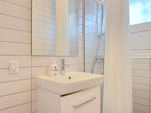 W białej łazience znajduje się umywalka i lustro. w obiekcie One Bedroom Apartment In Valby, Langagervej 66, w Kopenhadze