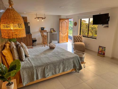 Postel nebo postele na pokoji v ubytování Cabañas con jacuzzi y chimenea - Casa Floral, Marinilla