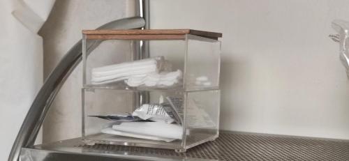 a clear glass container with towels and other items at Confortable APT-Estudio con WIFI,Neflix y PKG Gratis in Lima