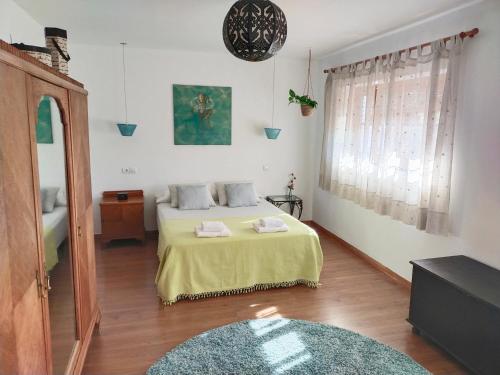 1 dormitorio con 1 cama con 2 toallas en Preciosa casa grande con patio en Sevilla 8PAX en Sevilla