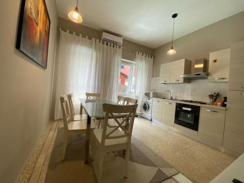 A kitchen or kitchenette at Key-Rome Re di Roma