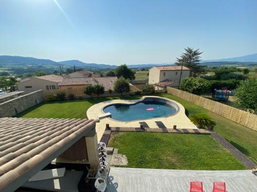 Elle offre une vue sur une cour avec une piscine. dans l'établissement Villa individuelle avec piscine privée proche du Ventoux, à Blauvac
