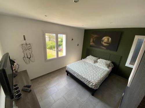 Ένα ή περισσότερα κρεβάτια σε δωμάτιο στο Villa individuelle avec piscine privée proche du Ventoux