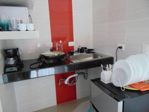 - une cuisine avec un évier et un comptoir dans l'établissement NFT, à Cancún