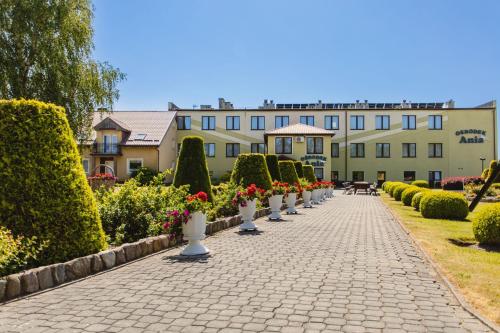 a row of flowers inront of a building at Domki Ania in Łeba