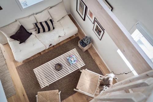 an overhead view of a living room with a white couch at Kungs Starby Gård Bed and Breakfast in Vadstena