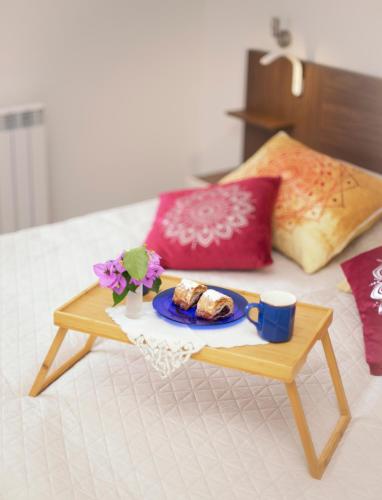Katil atau katil-katil dalam bilik di Riviera blue Apartments with seaview, private whirlpools and parking near Opatija