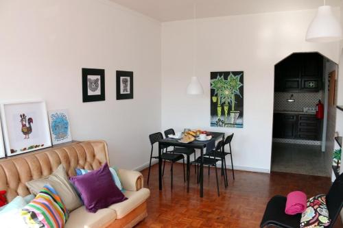 salon z kanapą i stołem w obiekcie Peniche Housing | Tree The Company w mieście Peniche