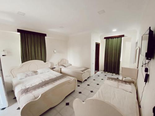 Postel nebo postele na pokoji v ubytování Hotel Tbiliselebi