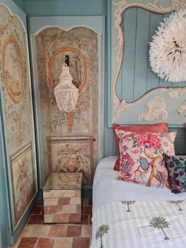 Villa Gloria في Landaul: غرفة نوم مع سرير مع اللوح الأمامي المزخرف
