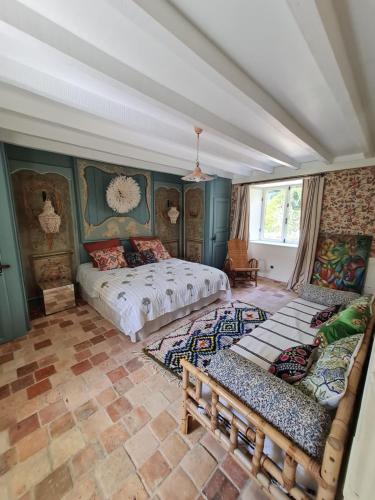 Landaul的住宿－Villa Gloria，一间卧室配有两张床和一张沙发。