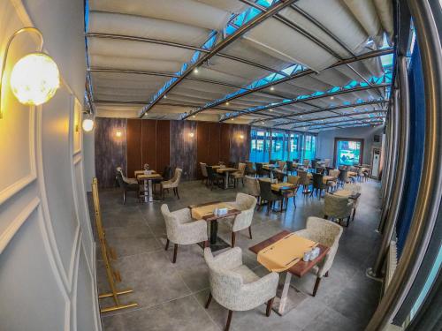 an overhead view of a restaurant with tables and chairs at Akman Premium Hotel in Ankara