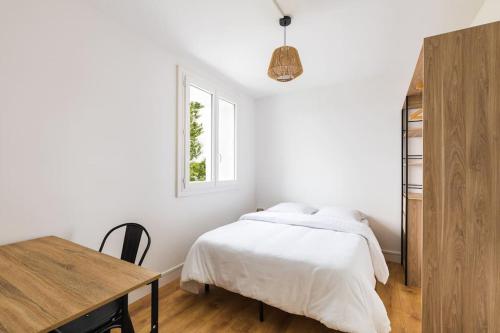 Un pat sau paturi într-o cameră la Appartement calme et douillet