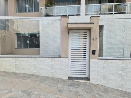 um edifício com uma porta com o número nela em Loft no Cond. Mata Atlântica em Volta Redonda