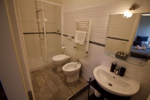 W łazience znajduje się toaleta, umywalka i prysznic. w obiekcie Enjoy Vatican w Rzymie