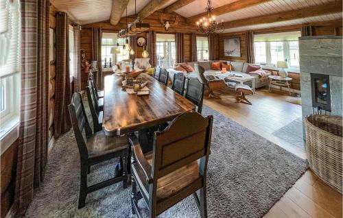 sala de estar con mesa de madera y sofá en 4 Bedroom Amazing Home In Nord-torpa, en Nord Torpa