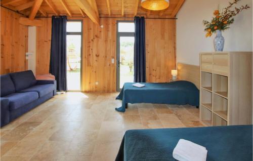 - un salon avec un lit bleu et un canapé dans l'établissement Beautiful Home In Vagnas With Outdoor Swimming Pool, à Vagnas