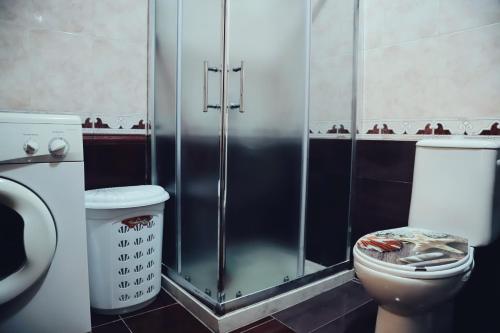 uma casa de banho com um chuveiro, um WC e um lavatório. em Tirana Taiwan Center em Tirana