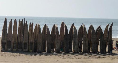 einen Holzzaun am Strand neben dem Meer in der Unterkunft ArenaNorte in Chiclayo