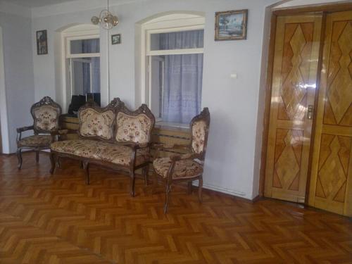 a living room with two chairs and a couch at Guest House Getahovit in Getahovit