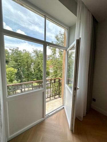 una stanza vuota con una porta aperta e una finestra di Silver Apartment a Daugavpils