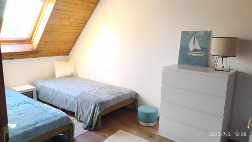 a small bedroom with a bed and a window at Türkiz Apartman - 5 szobás 13 fős apartmanház 4km a Balaton- Balatonszabadi in Balatonszabadi