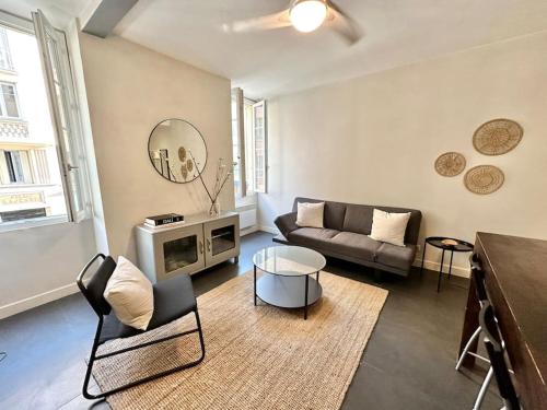 un salon avec un canapé et une table dans l'établissement Au cœur du port - Restaurants, Bars et WIFI, à Nice