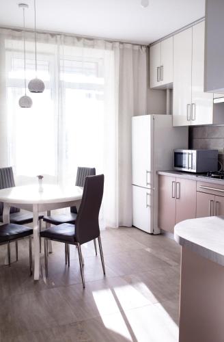 a kitchen and dining room with a table and chairs at VIP Квартира на Науковій, аквапарк in Lviv